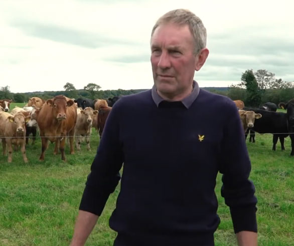 Das ist Dennis Large auf seiner Farm in Urlingford, County Tipperary in irland, die er mit seiner Frau Anne betreibt. Hier betreiben sie eine Rinderfarm mit Mutterkühen und produzieren sämtliche Nachkommen für die Fleischproduktion. Ihr Ziel ist es, hochwertiges, rückverfolgbares Rindfleisch zu erzeugen, das den Geschmack des Kunden sowie der Verarbeitungsbetriebe und Restaurants trifft. Dabei setzen sie auf eine Weidelandwirtschaft, um eine natürliche Ernährung für ihre Tiere zu gewährleisten. Die Aufzucht auf Gras ist ein zentraler Bestandteil ihrer Produktionskette, da sie davon überzeugt sind, dass die Qualität des Grases sehr wichtig ist.