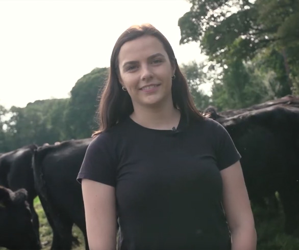Hier stellen wir Ihnen Laura Clacy vor, die auf ihrem Familienbauernhof lebt und arbeitet. Dort züchtet sie 70 Rinder, hauptsächlich irische Angus-Rinder, mit einem grasbasierten System, das auf Nachhaltigkeit setzt. Dank der effizienten Graslandbewirtschaftung können die Rinder von Februar bis November auf saftigen Weiden grasen, was zu hochwertigem Rindfleisch führt.